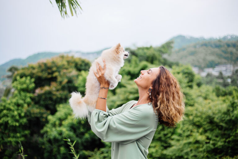 mulher com cachorro