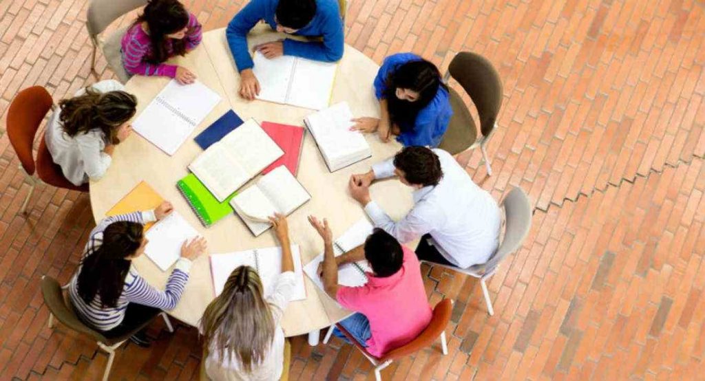 GRUPOS DE ESTUDOS AMPLIAM CONHECIMENTO DENTRO DAS UNIVERSIDADES