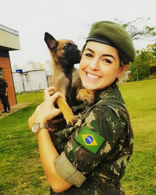 TENENTE VETERINÁRIA DO EXÉRCITO COMENTA ATUAÇÃO NAS FORÇAS ARMADAS