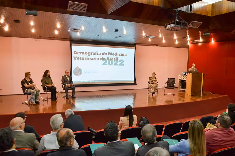 Marco para a profissão: CRMV-PR lança obra “Demografia da Medicina Veterinária do Brasil”