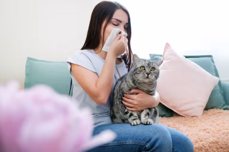 É possível humanos e pets conviverem mesmo com alergias?