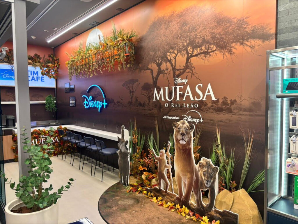 Pets ganham os holofotes em ação da TIM e Disney+ em loja icônica