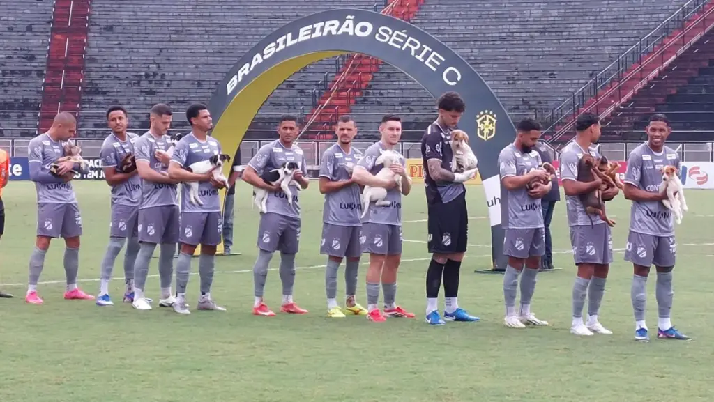 Jogadores da Inter de Limeira entram em campo com cães para incentivar adoção
