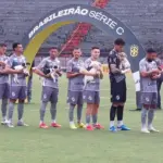 Jogadores da Inter de Limeira entram em campo com cães para incentivar adoção
