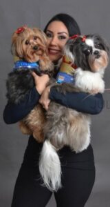 Elaine_Silva_com_as_cachorras_Maya_e_Lili_divulgao