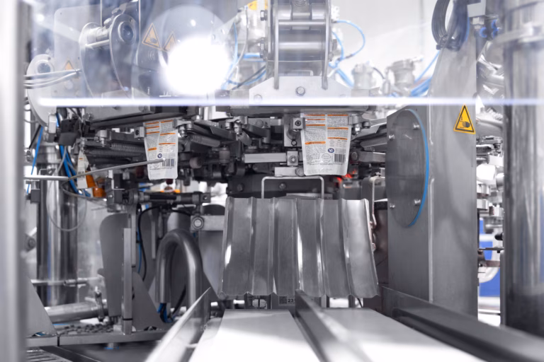 VB Alimentos inaugura planta de alimentos úmidos e inicia produção de sachês para cães e gatos