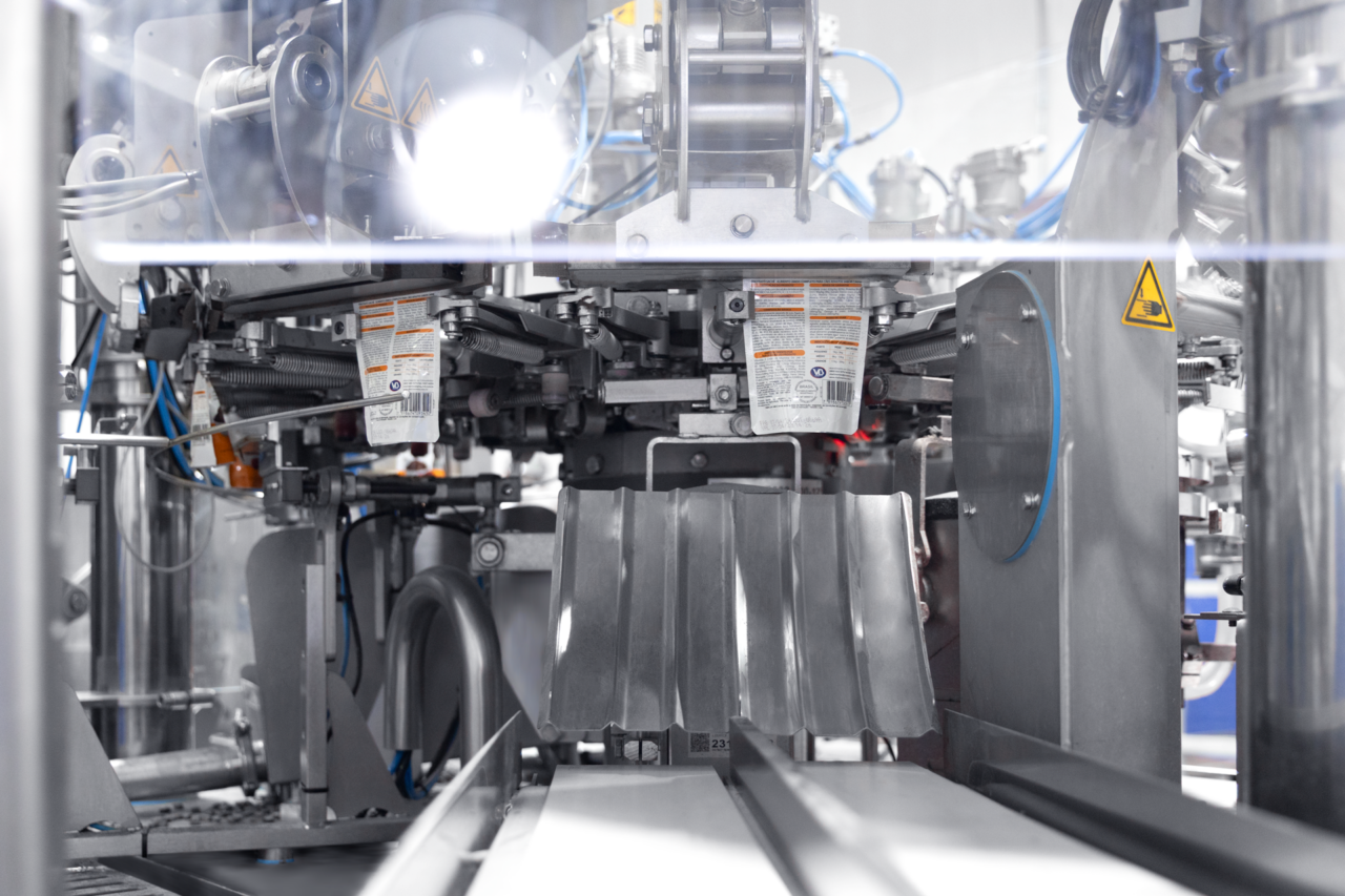 VB Alimentos inaugura planta de alimentos úmidos e inicia produção de sachês para cães e gatos