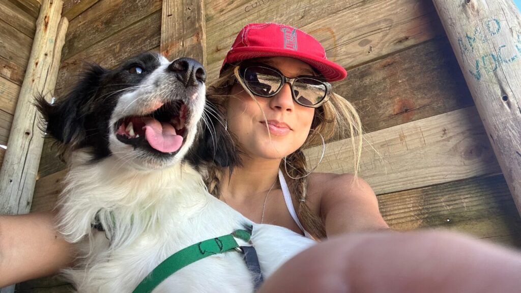 Com milhares de fãs, cachorro com pata amputada mostra superação e inspira adoção