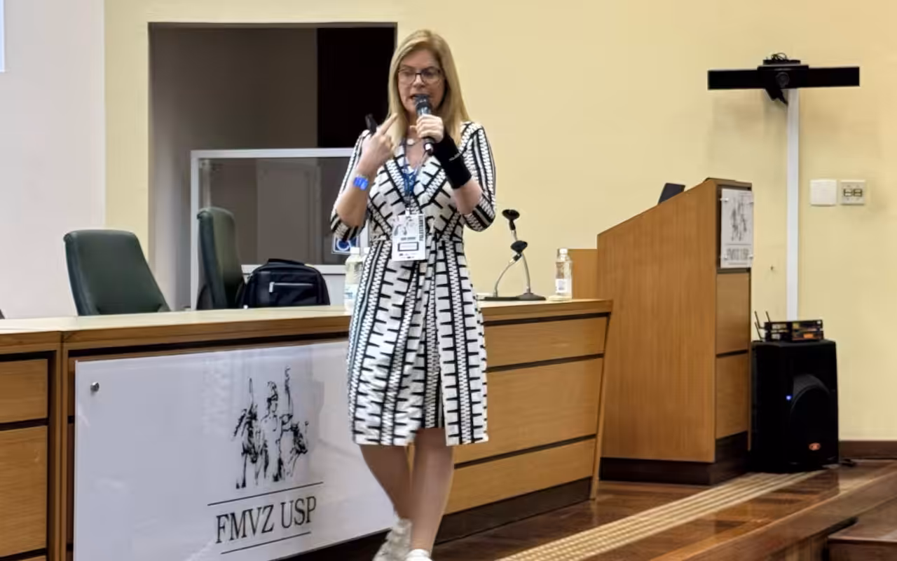 Médica-veterinária defende protocolos vacinais individualizados durante palestra na Sacavet