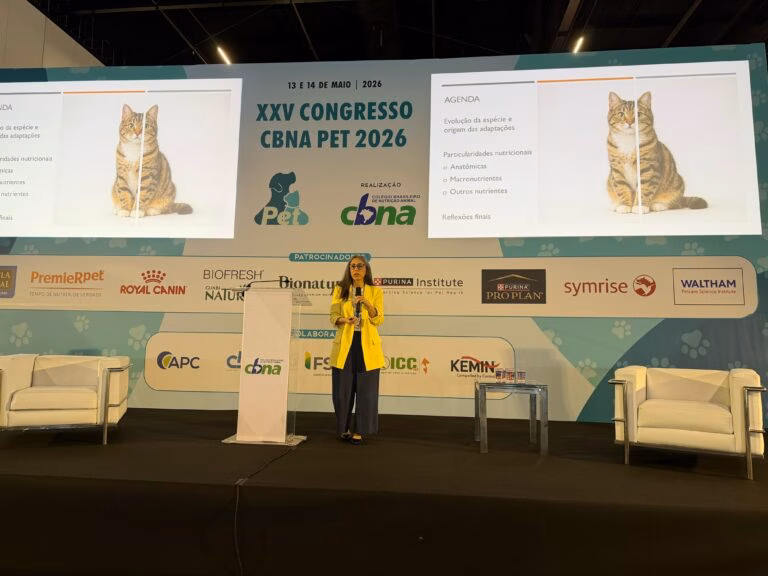 Sou o Fábio Alves Teixeira, presidente da Sociedade Brasileira de Nutrição e Neurologia de Cães e Gatos. A ideia de lançar um glossário foi pensar exatamente em suprir uma necessidade do mercado de estabelecer termos e deixá-los com uma definição bem adequada para o mercado. 00:00:27Então a gente tem uma deficiência tanto pela indústria quanto na área clínica de definições claras, de o que são alimentos, o que são dietas, o que é natural, o que é um prebiótico, um probiótico. Então são todos termos que a gente reuniu nesse documento para trazer as definições claras como sendo o primeiro passo de um material técnico desenvolvido pela Sociedade Brasileira de Nutrição e Imunologia de Cães e Gatos junto do Colégio Brasileiro de Nutrição Animal. 00:00:57Obrigado. A gente primeiro fez um levantamento internamente com os membros da sociedade e depois a gente fez um levantamento com a comunidade científica e com os associados à sociedade brasileira de nutrição e hidrologia de cães e gatos sobre quais termos eles gostariam ou sentiam falta de ter uma definição. 00:01:24Então a gente elencou todas essas palavras, esses termos, para na sequência estabelecer quais eram as suas definições, baseando-se na medicina baseada em evidências científicas, na nutrição baseada em evidências científicas, então sempre buscando nessas evidências da ciência quais eram as definições para esses termos e na legislação brasileira. 00:01:49Então, depois dessa averiguação inicial de termos e dessa seleção de possíveis definições, isso passou para uma revisão interna e alguns membros externos da sociedade também participaram como membros do Ministério da Agricultura, Pecuária e Abastecimento. 00:02:11A ideia é que, tendo esse glossário bem definido e esses termos bem estabelecidos, a gente consiga trazer uma homogeneidade de fala, que a gente consiga definir muito claramente o que são os termos que vão ser utilizados. 00:02:31Então, quando alguém estiver falando de um alimento natural, ele está falando exatamente do quê? Quando ele estiver falando de uma dieta caseira, ele está falando exatamente do quê? Então essa é a nossa expectativa, que a gente melhore essa terminologia para ser o passo inicial para que os nossos próximos materiais tenham um embasamento técnico suficiente para evitar confusões, evitar distorções com essas terminologias e que isso traga um maior embasamento para que o mercado consiga desenvolver melhores produtos para que os veterinários, os clínicos, os biotecnistas consigam prescrever os produtos de maneira mais adequada e em consonância com o que a gente tem estabelecido aqui dentro da sociedade. 00:03:35A ideia é que sim, a ideia é que o Golsari auxilie também nesse processo, porque uma vez que a gente está criando terminologias e definições, principalmente para esses termos, a ideia é que isso auxilie também o Ministério ou as estruturas legislativas nesse desenvolvimento para facilitar no momento em que um novo ingrediente for estabelecido, em que categoria ele entra, qual sua definição, qual sua forma de utilização. 00:04:02Então, é uma construção de conhecimento que a gente tem feito aqui. A ideia é estabelecer essas terminologias para que, ao longo do tempo, isso possa ser utilizado exatamente para isso. Para homogeneizar e facilitar, tanto nas questões burocráticas, regulatórias, legislativas, em todos esses aspectos. 00:04:22Eu acho que a nutrição para a PETS vem passando por uma grande mudança nos últimos anos. Eu acho que o futuro vai ser muito promissor se a gente continuar trabalhando para usar a nutrição baseada em evidência para que o mercado PET consiga se estabelecer de maneira adequada.
