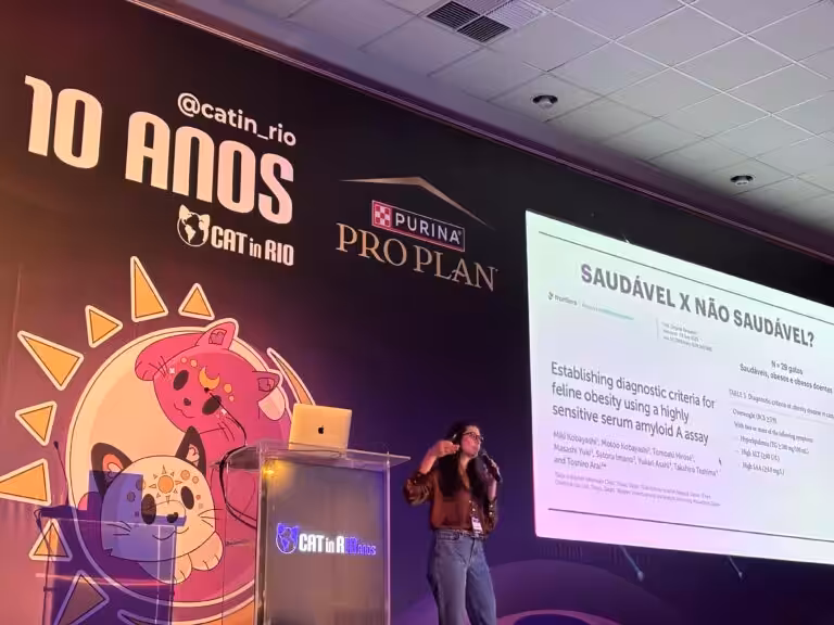 Renata Camozzi ministra palestra sobre os riscos da obesidade em felinos no Cat In Rio 2025