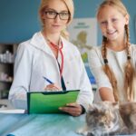 Toxoplasmose vai além dos gatos e exige cuidados com alimentos, água e higienização