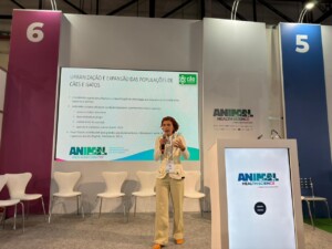 Programa de cães comunitários em campus universitário ganha destaque durante o Animal Health 2026
