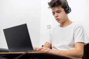 adolescente computador
