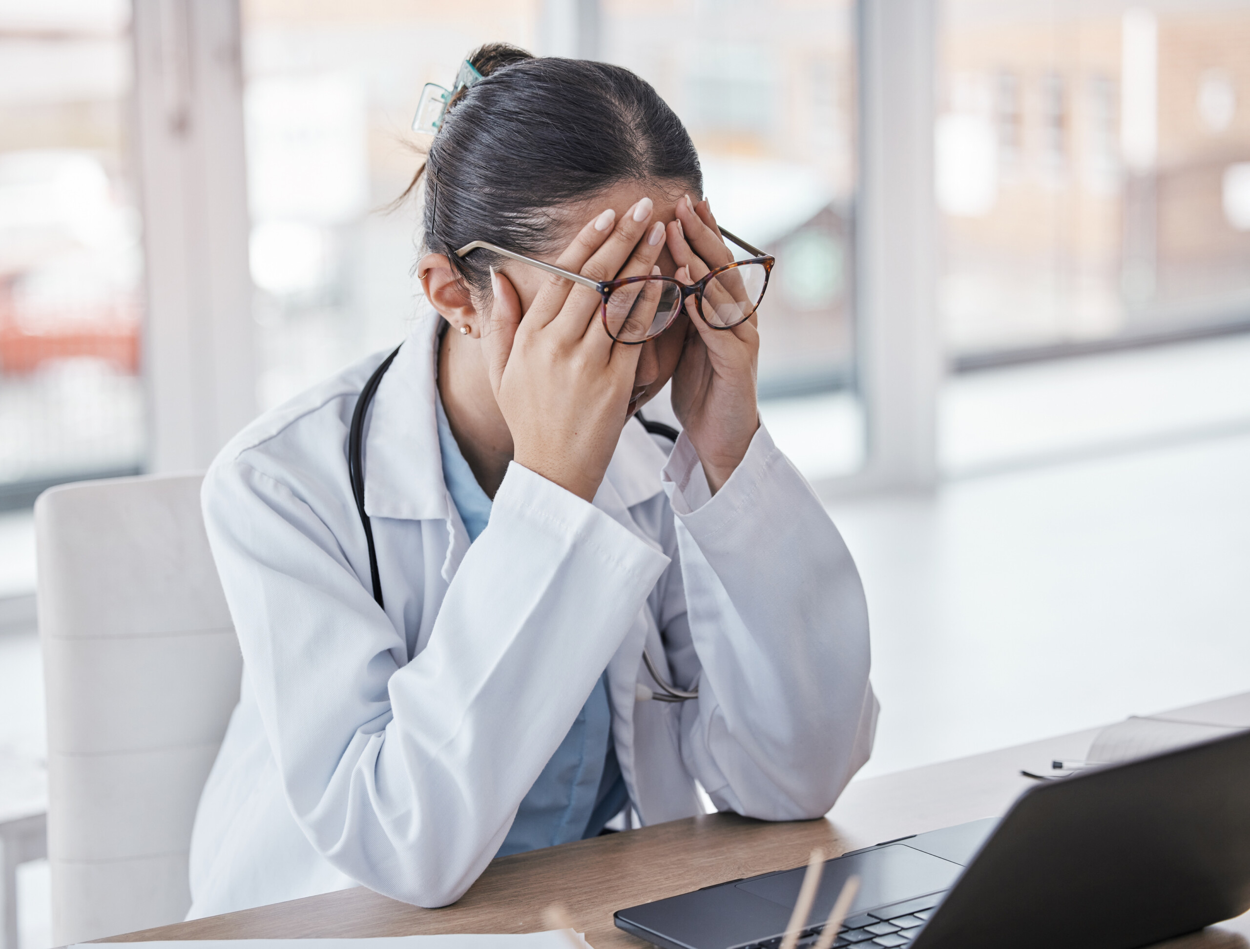 Burnout na clínica veterinária: o limite financeiro dentro da consulta e o que fica depois da perda