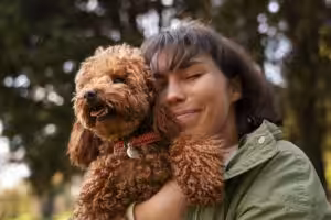 Convívio com cães melhora a saúde mental de adolescentes, aponta estudo