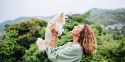mulher com cachorro