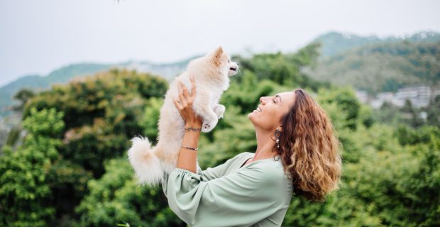 mulher com cachorro