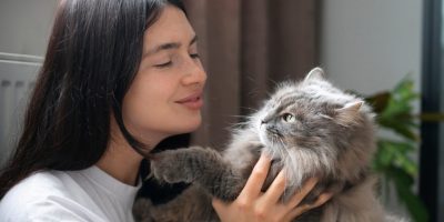 mulher com gato