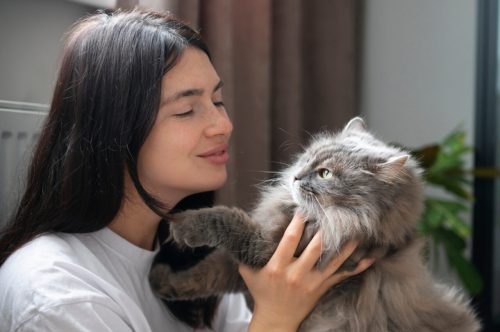 mulher com gato