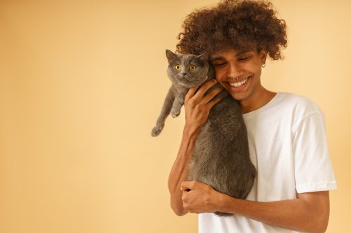 HOMEM COM GATO NO COLO