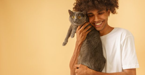 HOMEM COM GATO NO COLO