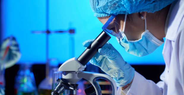 examinando-a-amostra-com-microscopio