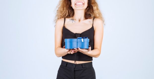 garota-loira-segurando-uma-caixa-de-presente-azul-e-parece-surpresa