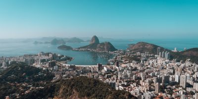 paisagem-do-rio-de-janeiro-cercada-pelo-mar-sob-um-ceu-azul-no-brasil