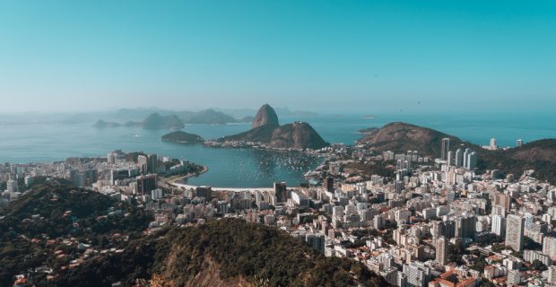 paisagem-do-rio-de-janeiro-cercada-pelo-mar-sob-um-ceu-azul-no-brasil