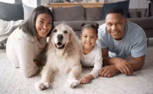 família com um Golden Retriver na sala