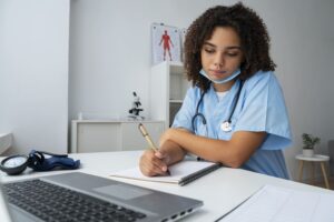 Pós-graduação ou residência: qual alternativa escolher em 2026?