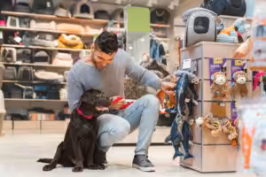 homem com um Labrador no pet shop
