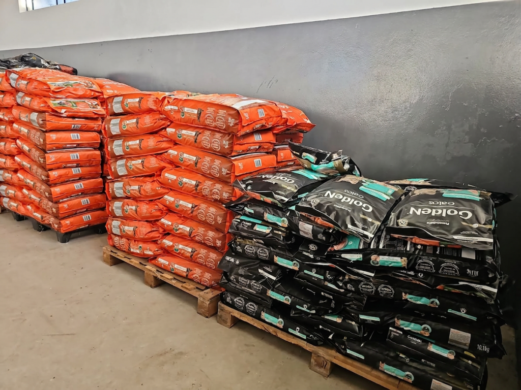 Instituto PremieRpet doa 33 toneladas de alimentos para cães e gatos resgatados