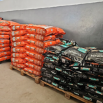 Instituto PremieRpet doa 33 toneladas de alimentos para cães e gatos resgatados