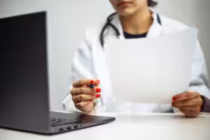 médica-veterinária com um termo veterinário
