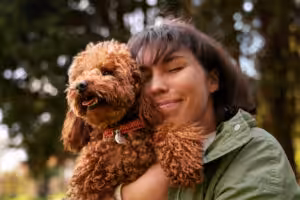 mulher abraçada com um cachorro