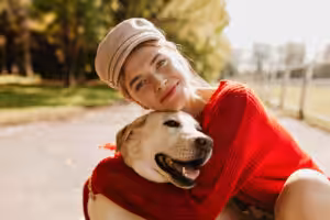 mulher abrançando um labrador