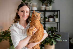 mulher com gato no colo