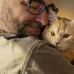 Gatos miam mais quando homens chegam em casa, aponta estudo