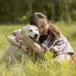 Terapia assistida por animais ganha espaço no cuidado emocional de jovens em vulnerabilidade