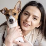 Mulheres lideram adoção de pets, mas enfrentam mais desafios